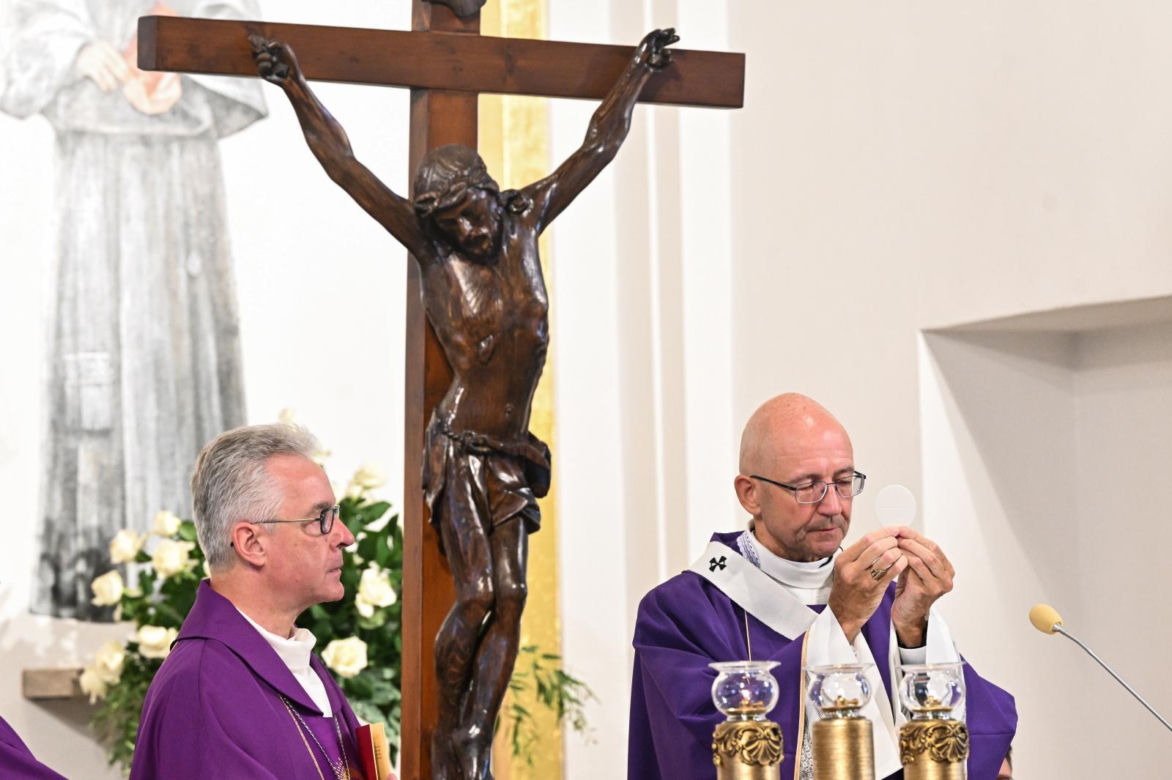   Pogrzeb Anatola Czaplickiego. Arcybiskup Galbas: pamięć o tym koszmarze długo nie przeminie