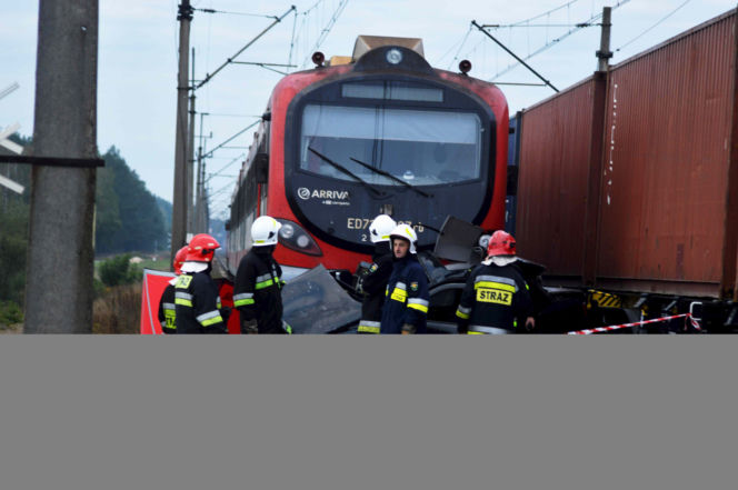 Lubanie pod Włocławkiem. Tragiczny wypadek w przejeździe kolejowym. Dwie osoby nie żyją