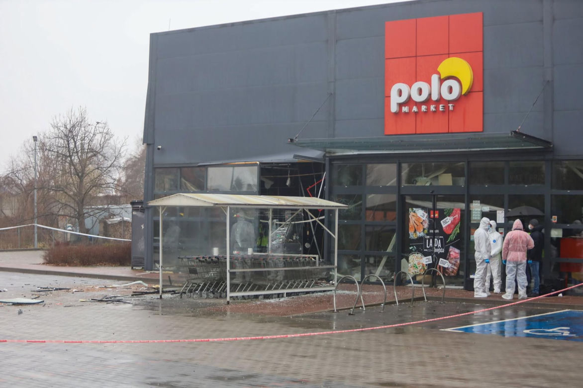Huk, chaos i... pusta kasa! Złodzieje wysadzili bankomat i uciekli bez łupu!