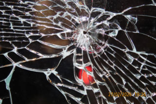 Uszkodzona szyba warszawskiego tramwaju