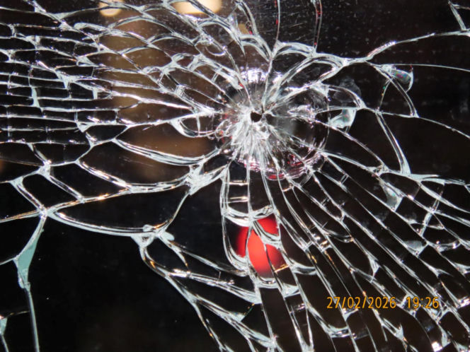 Uszkodzona szyba warszawskiego tramwaju