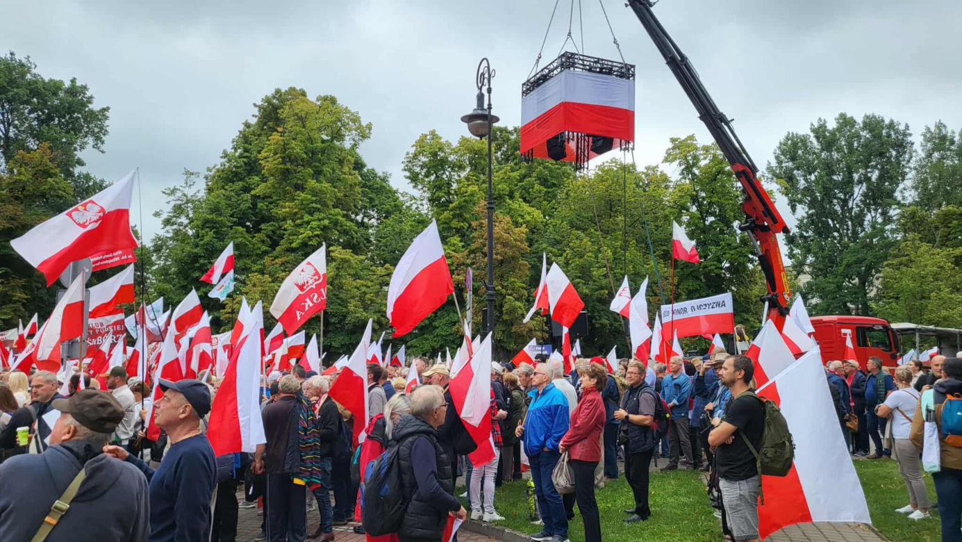Pod Sejmem gromadzą się ludzie w oczekiwaniu na zaprzysiężenie Karola Nawrockiego 6.08.2025