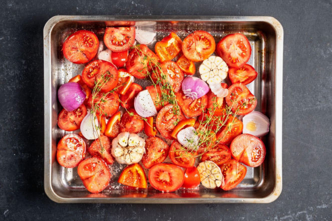 Zupa pomidorowa z piekarnika - wszystko robi się prawie samo