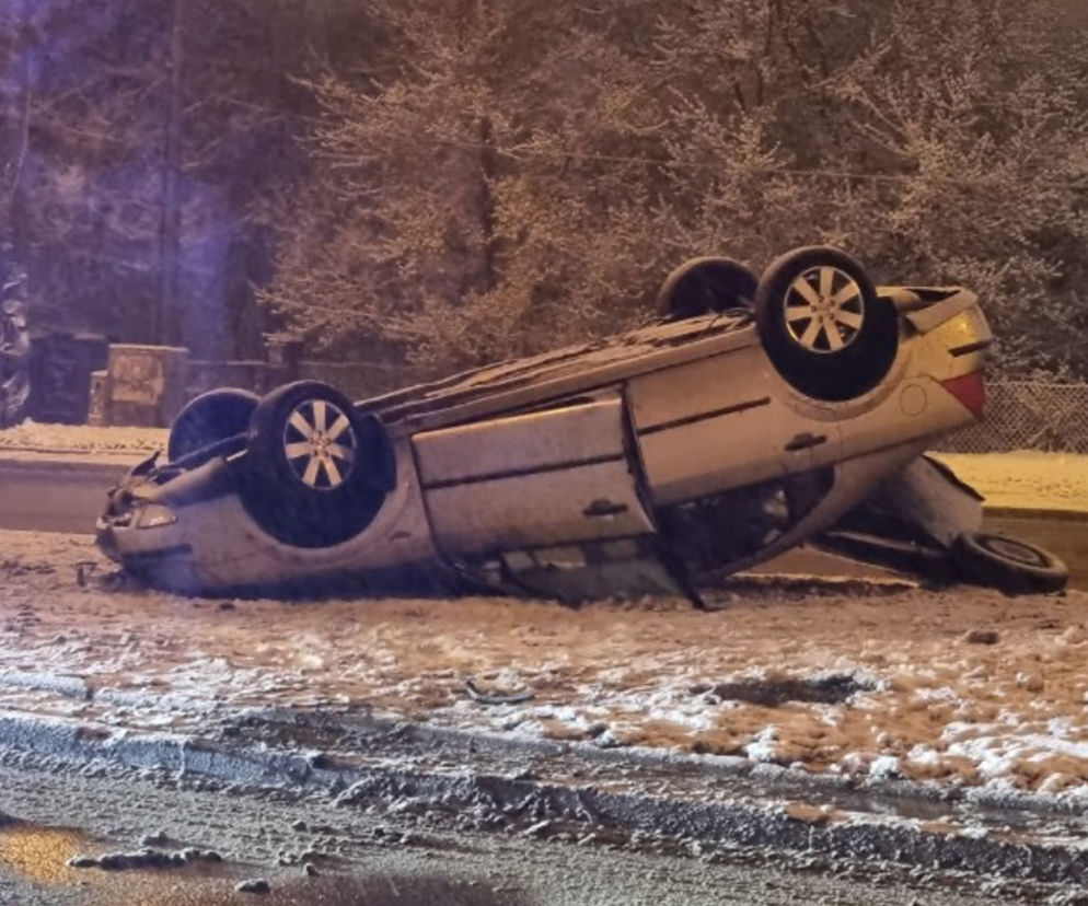 Odnaleziono auto leżące na dachu. Trwają poszukiwania kierowcy