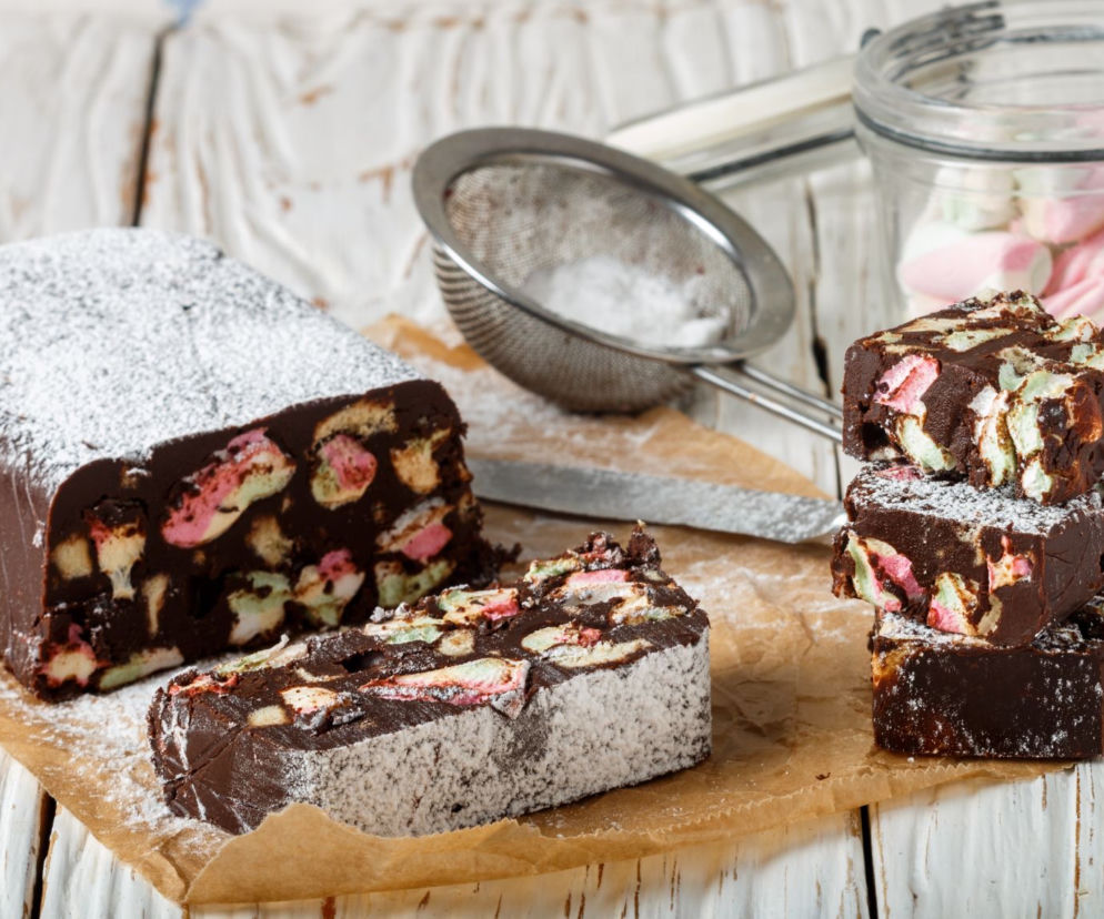 Blok kakaowy z piankami marshmallows - obłędnie słodki deser z niespodzianką