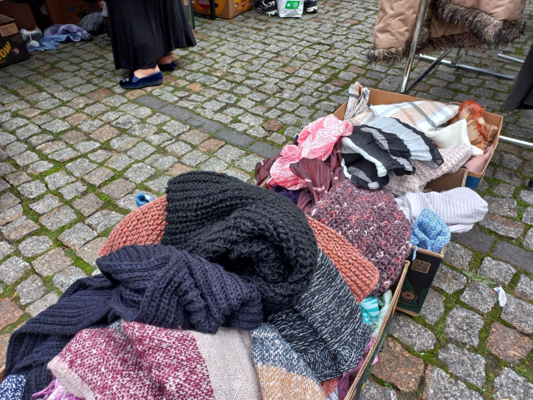 ​Trwa finał akcji „Podziel się kurtką - Przytul kurtkę” w Lesznie. Dzielących się i korzystających nie brakuje