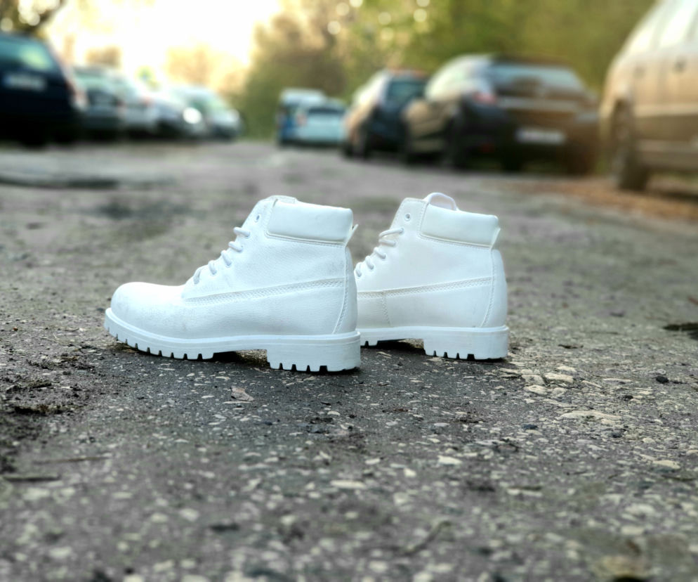 Białe buty na ulicach Warszawy