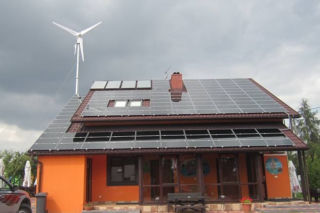 Zrównoważony rozwój się opłaca - pompa ciepła, turbina wiatrowa, baterie i kolektory słoneczne oraz inne urządzenia w motelu Na-Wierzynka