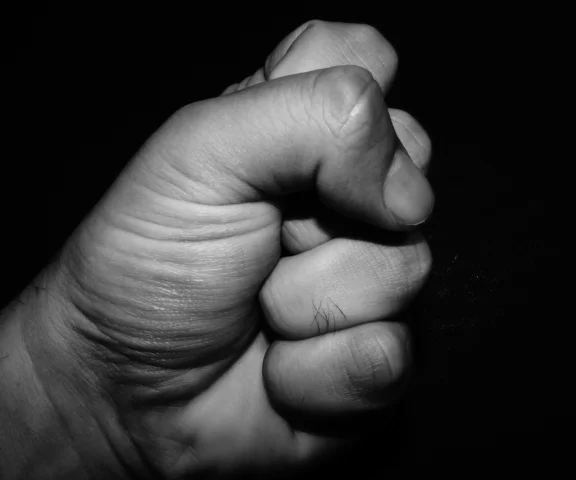 33-latek miał wielokrotnie zgwałcić syna swojej partnerki!