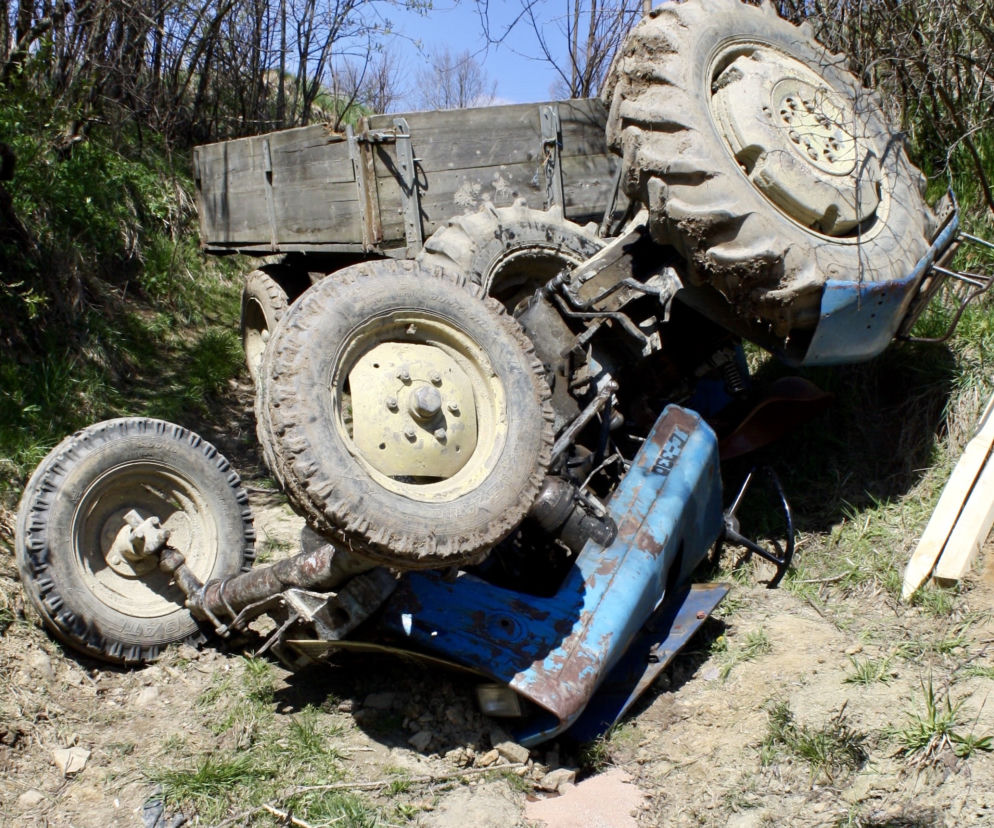 Tragedia pod Krakowem. Mężczyzna przygnieciony przez ciągnik rolniczy