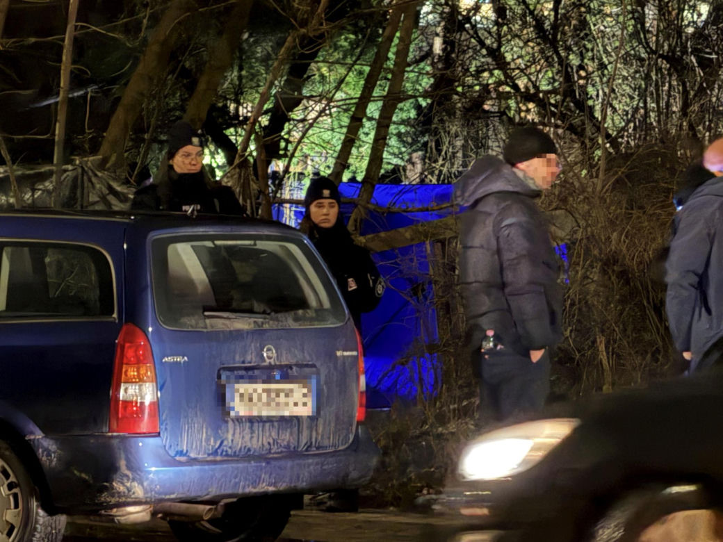 Kryminalni i technicy w białych kombinezonach na Mokotowie. Co się stalo?