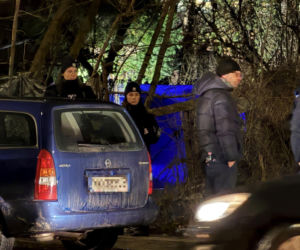 Kryminalni i technicy w białych kombinezonach na Mokotowie. Co się stalo?