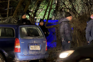 Kryminalni i technicy w białych kombinezonach na Mokotowie. Co się stalo?