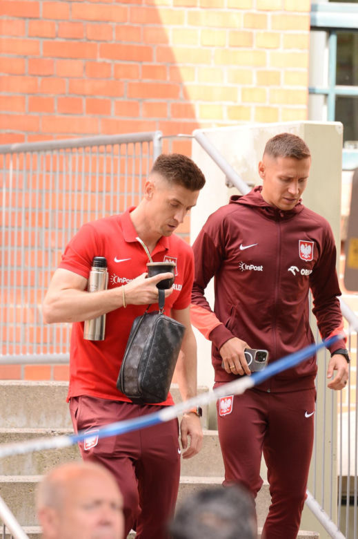 Załamani piłkarze idą na trening