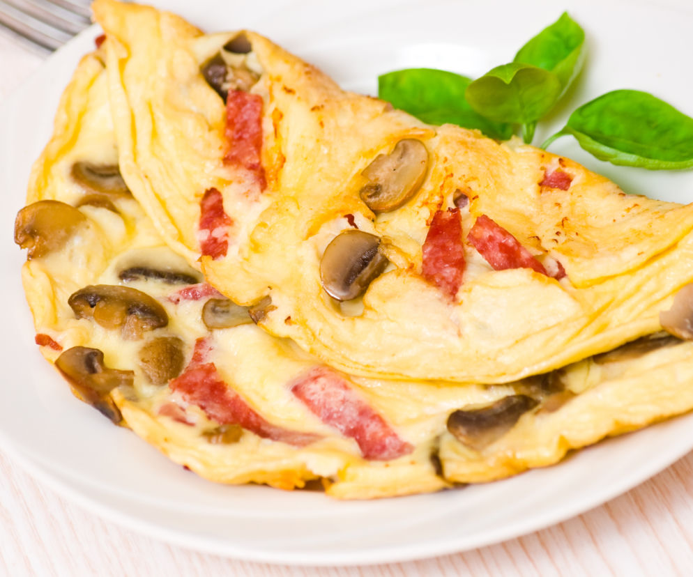 Omlet z salami i pieczarkami