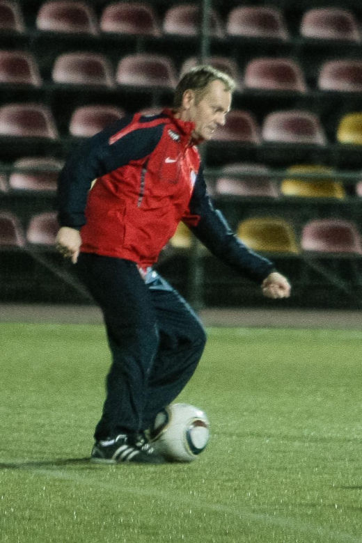 Donald Tusk gra w piłkę