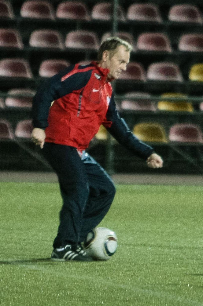 Donald Tusk gra w piłkę