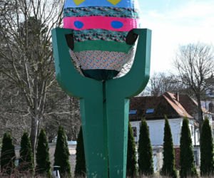 Pomnik Ziemniaka w wielkanocnej odsłonie