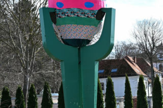 Pomnik Ziemniaka w wielkanocnej odsłonie