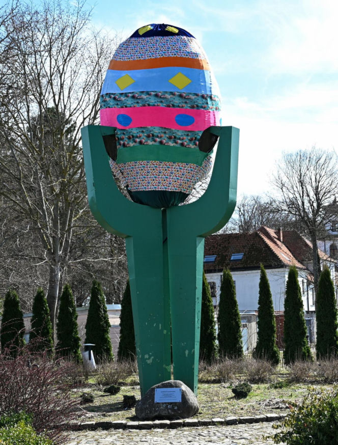 Pomnik Ziemniaka w wielkanocnej odsłonie