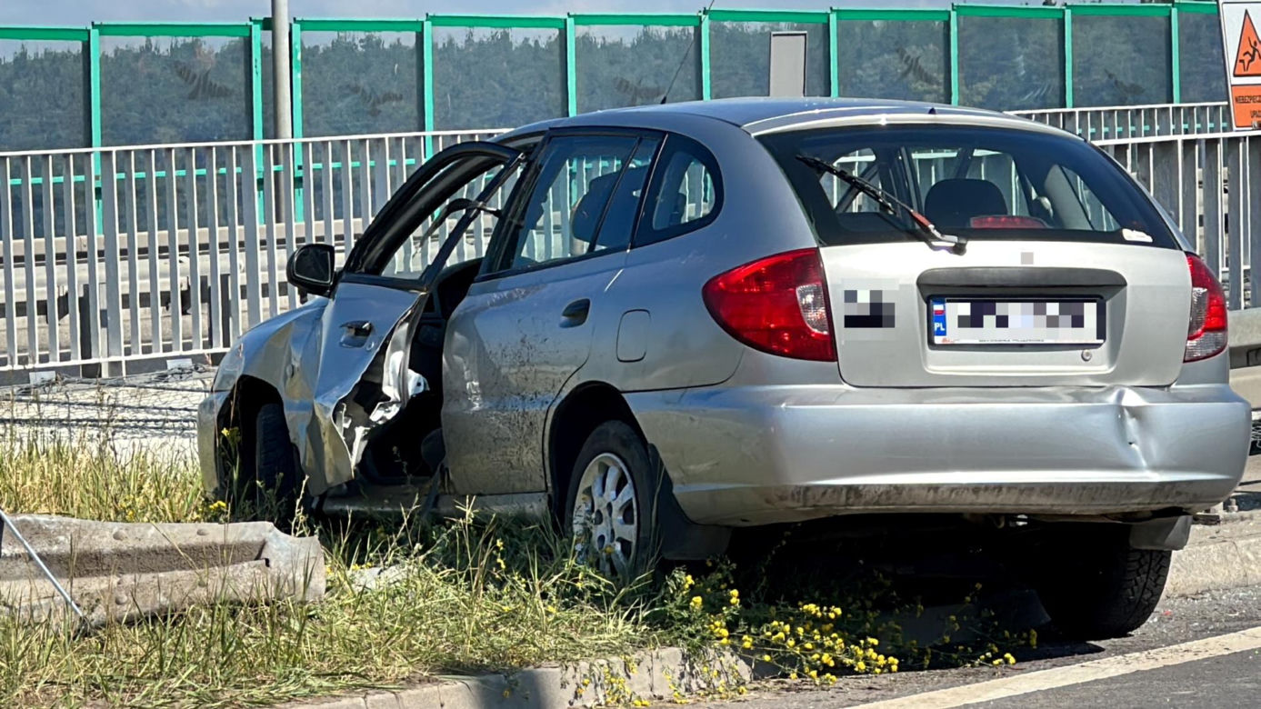 Koszmar na drodze. Wjechał w bariery i zginął. Przerażająca śmierć kierowcy