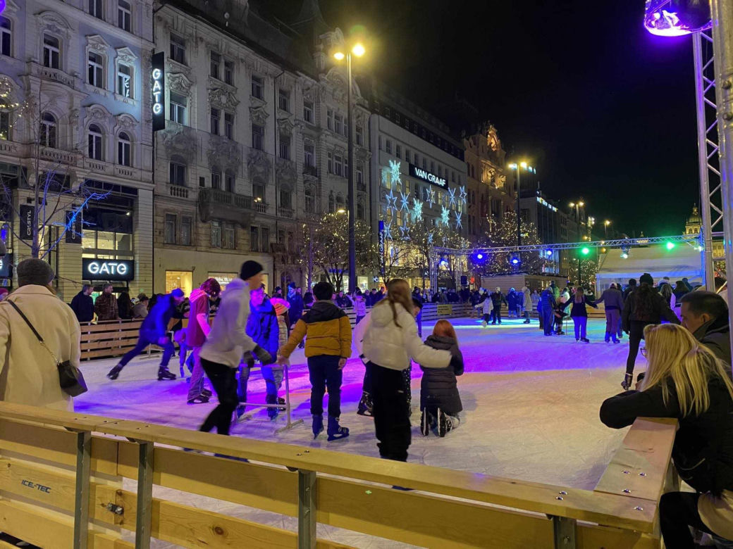 To jeden z najpopularniejszych jarmarków bożonarodzeniowych na świecie! Jak wygląda świąteczna atmosfera w Pradze?