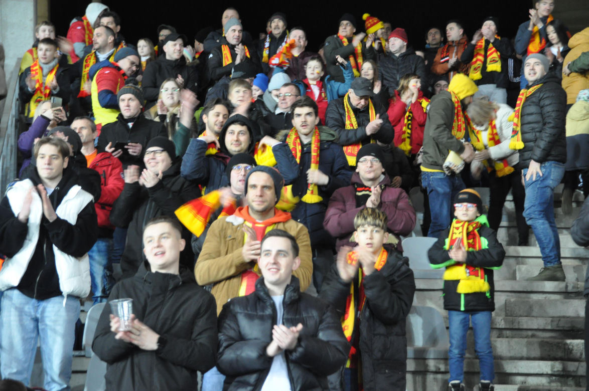 Korona Kielce - Legia Warszawa. Zdjęcia kibiców na Suzuki Arenie