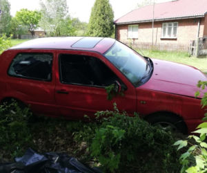 Bełcząc: PRZERAŻAJĄCY wypadek. Kierowca WYPADŁ z auta. 40-latek ZGINĄŁ na miejscu