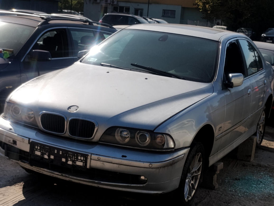 Drogowcy znów sprzedają wraki z ulicy. Wśród nich jest Chrysler w kwiatki