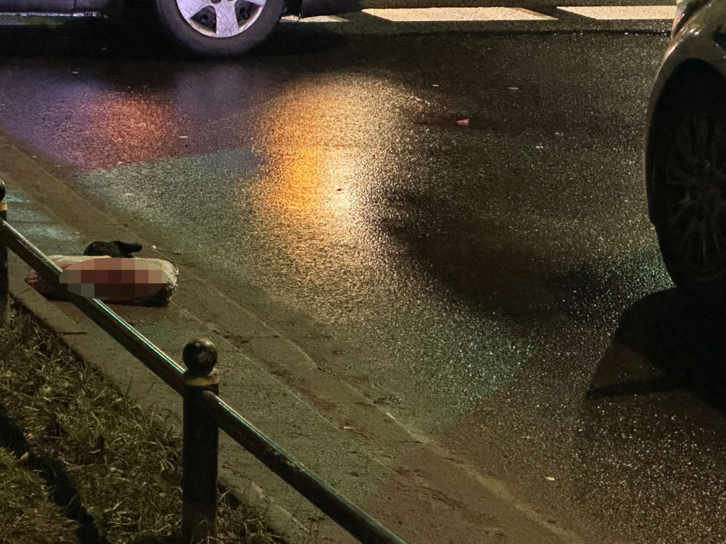 Warszawa, Praga-Południe. Na ulicy leżał zakrwawiony mężczyzna. Wyrzucono go z samochodu? 