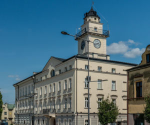 Zapłonęła w nim pierwsza na świecie uliczna lampa naftowa. To jedno z najpiękniejszych miast w Małopolsce