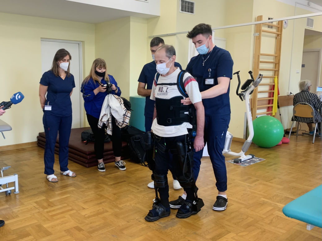 Jak działa egzoszkielet? Lubelski szpital pochwalił się nowoczesnym sprzętem 