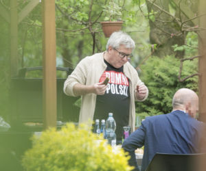 Czarnecki zagryzł ogórkiem