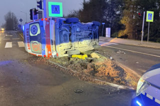 Dramat w Ostrowcu Świętokrzyskim. Wypadek karetki pogotowia. Jest wielu rannych, w tym ratownicy medyczni