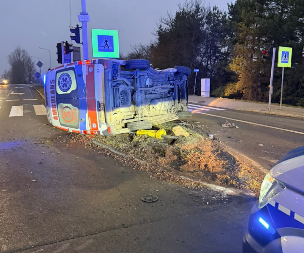 Dramat w Ostrowcu Świętokrzyskim. Wypadek karetki pogotowia. Jest wielu rannych, w tym ratownicy medyczni