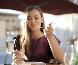 Jesz dużo, a wciąż brakuje ci sił? To może być „ukryty głód”. Wystarczy jedna zmiana w diecie