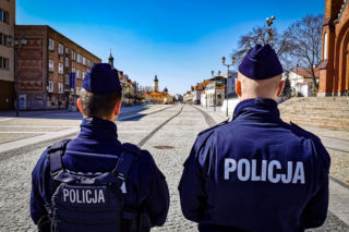 Podlaskie. Ponad 100 instytucji dostało e-maila o alarmach bombowych. Prokuratura próbuje ustalić sprawców