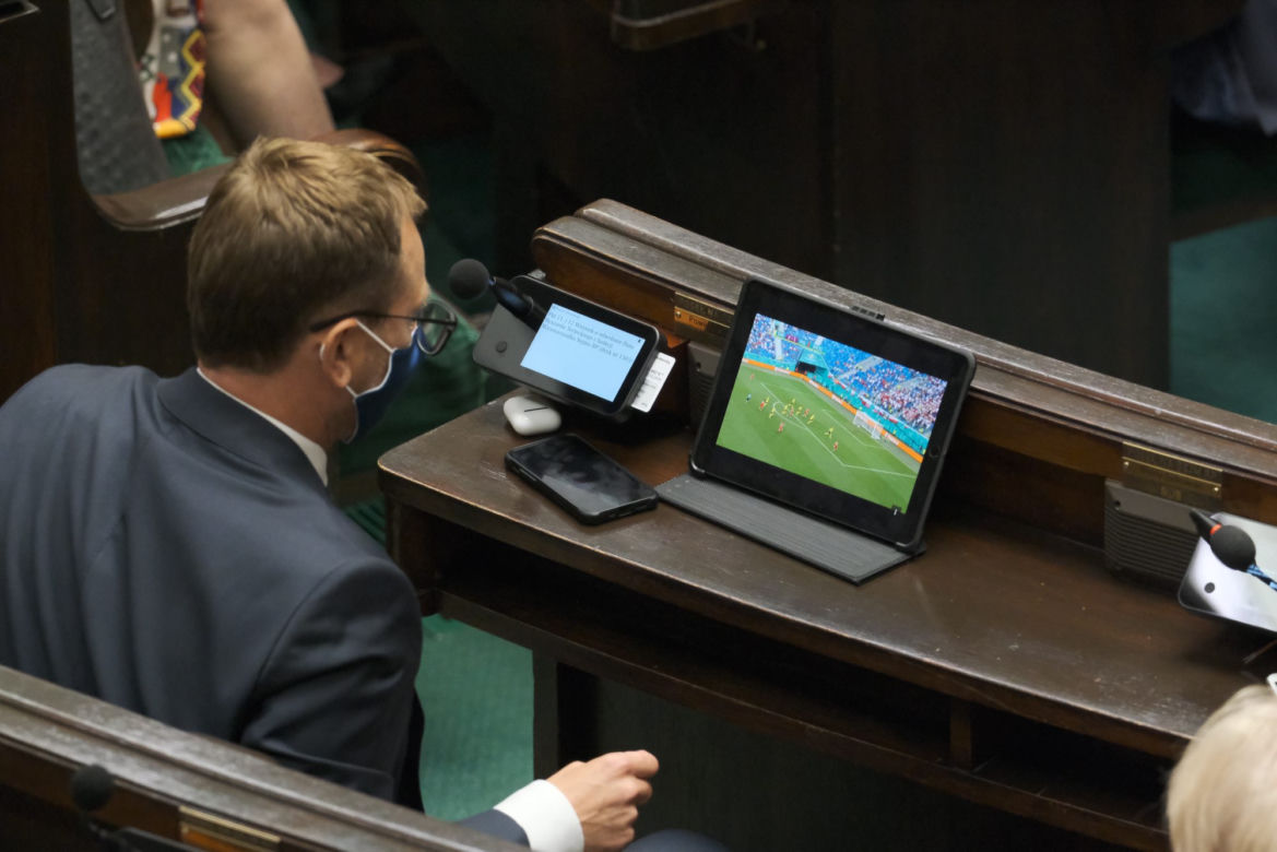 Podczas posiedzenia Sejmu posłowie oglądali mecz Polska - Szwecja