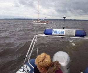 Jacht utknął na mieliźnie. Na pomoc ruszył policjant