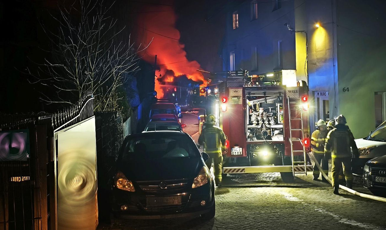 Pożar w Górach Wielkich. Ogień strawił cukiernię i warsztat samochodowy