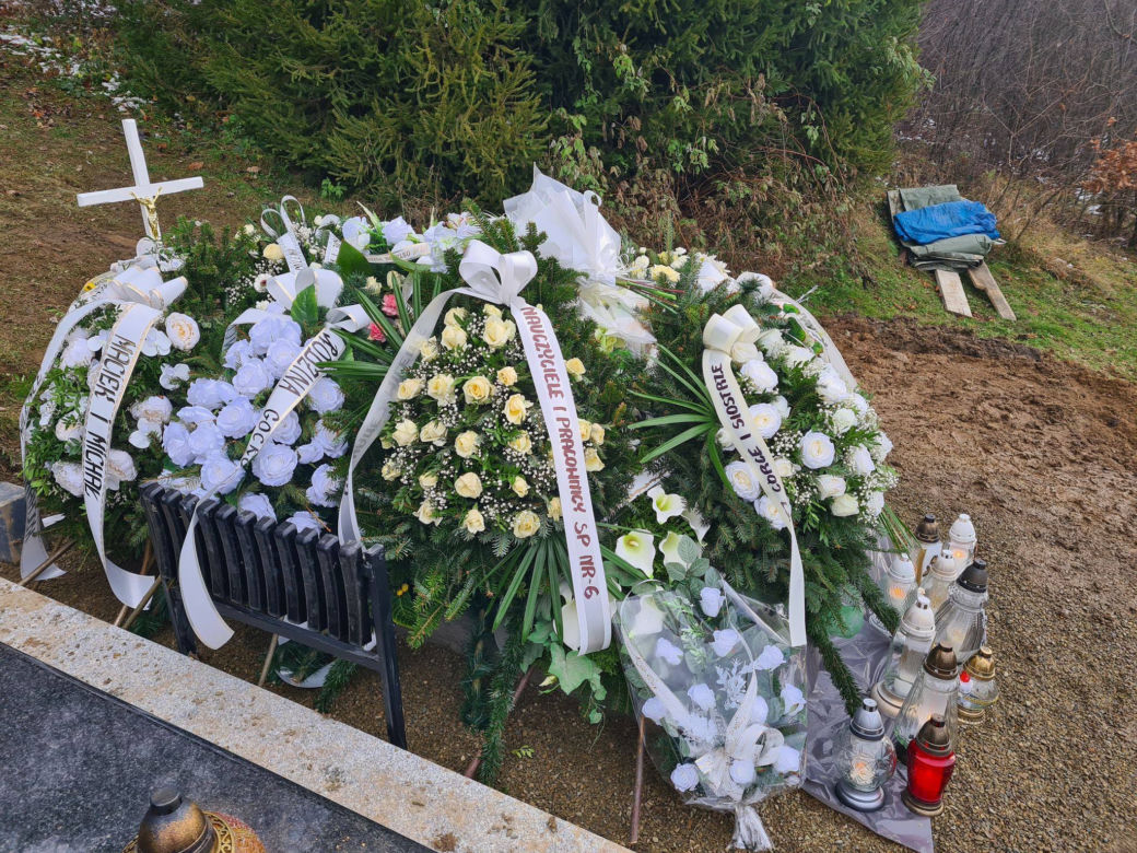 Bykowce: Grób młodziutkiej Milenki. 13-letnia dziewczynka popełniła samobójstwo  [ZDJĘCIA]