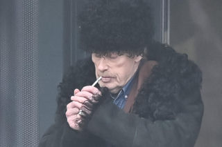 Daniel Olbrychski pali pod zakazem palenia