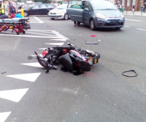 Zderzenie samochodu i skutera w centrum Szczecina