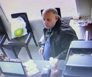 Bydgoszcz. Jest poszukiwany w sprawie oszustw i przestępstw samochodowych