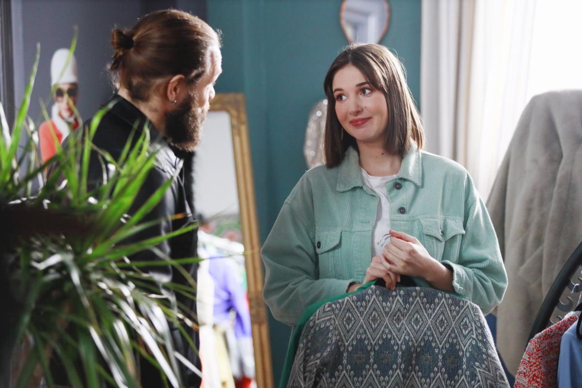 	M jak miłość. Ania (Alina Szczegielniak), gangster Robert (Kamil Drężek)