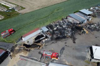 Gigantyczny pożar opon w Wielkopolsce. Czarny dym widać z wielu kilometrów!