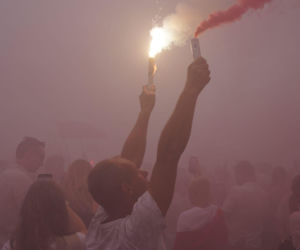 Ten widok przyciągał wzrok podczas Godziny W. Mężczyzna z flagą na dachu wieżowca