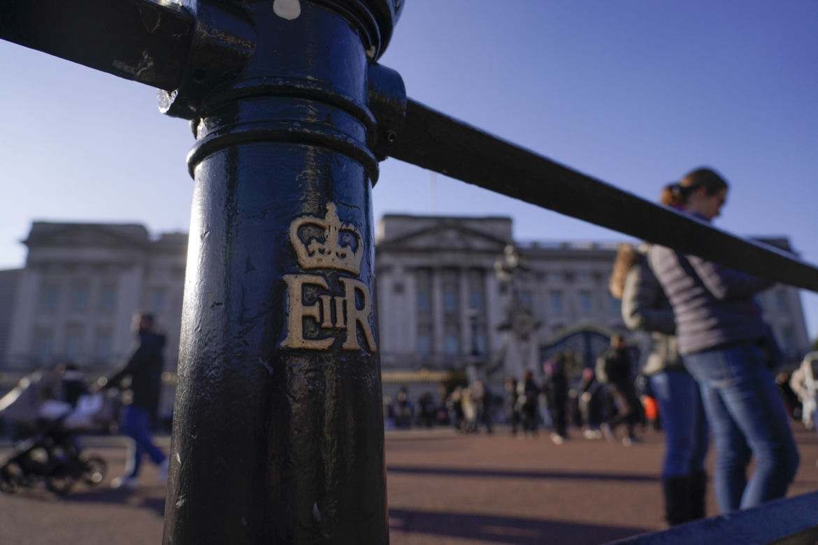 Pałac Buckingham podpalony! Płomienie w rezydencji rodziny królewskiej