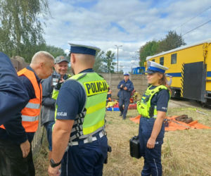 Drezyna uderzyła w samochód. Wielka akcja służb na przejeździe w Ostrowie [ZDJĘCIA]