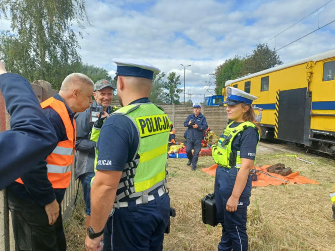 Drezyna uderzyła w samochód. Wielka akcja służb na przejeździe w Ostrowie [ZDJĘCIA]